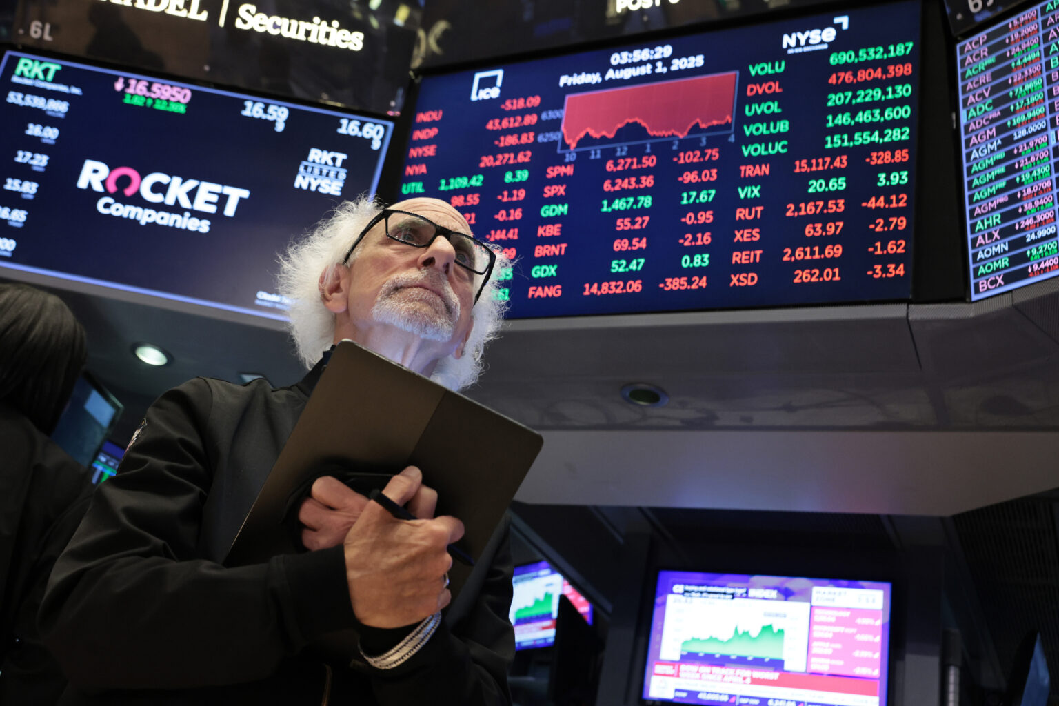 NEW YORK, NEW YORK - AUGUST 01: Traders work on the floor of the New York Stock Exchange during afternoon trading on August 01, 2025 in New York City. All three major stock indexes tumbled with the Dow Jones leading the way losing over 500 points amid signs of a weakening economy and U.S. President Donald Trump’s modified tariff rates. (Photo by Michael M. Santiago/Getty Images)
