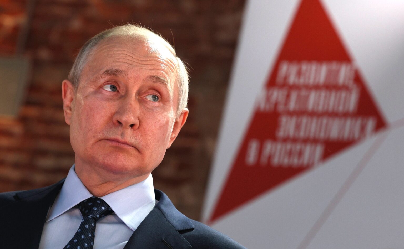 Vladimir_Putin_visits_Zotov_Centre_(2023-05-30)_1