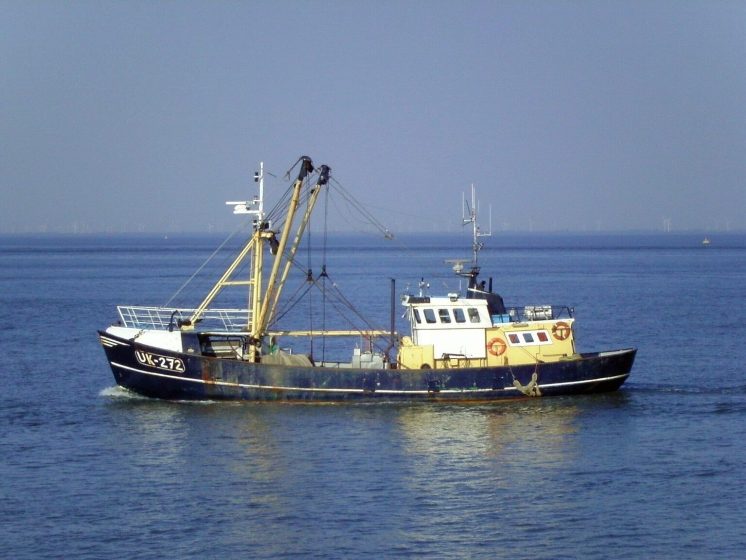 Fishing_vessel_UK-272