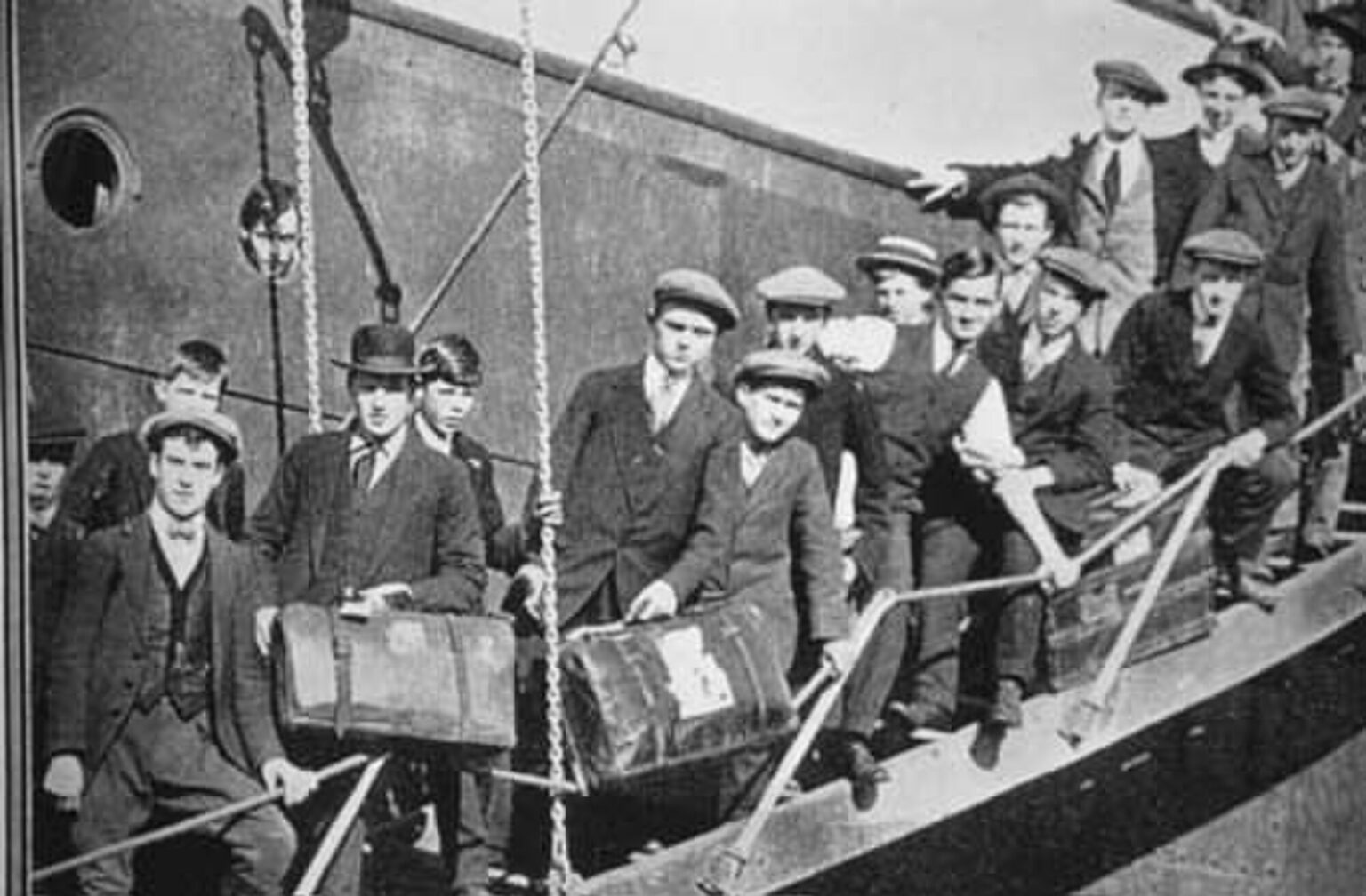 Immigration_–_young_immigrants_disembarking_in_Australia,_1921